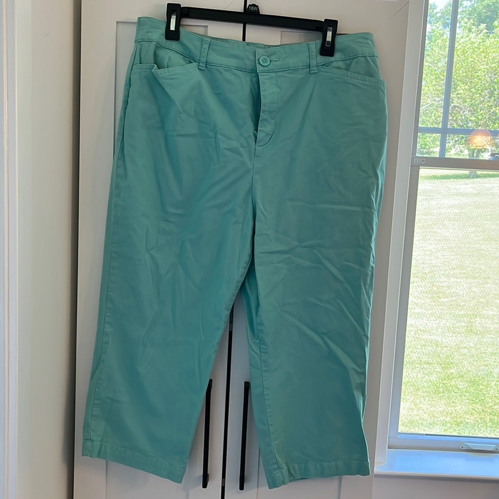 Like new mint green capris